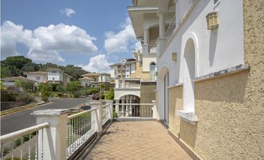 Remate de apartamento tipo townhouses Cocolí, Tucan Country Club