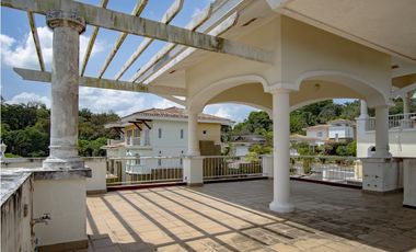 Remate de apartamento tipo townhouses Cocolí, Tucan Country Club