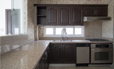 Remate de apartamento tipo townhouses Cocolí, Tucan Country Club