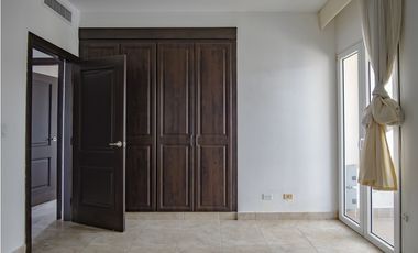 Remate de apartamento tipo townhouses Cocolí, Tucan Country Club