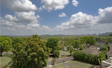 Remate de apartamento tipo townhouses Cocolí, Tucan Country Club