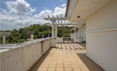 Remate de apartamento tipo townhouses Cocolí, Tucan Country Club