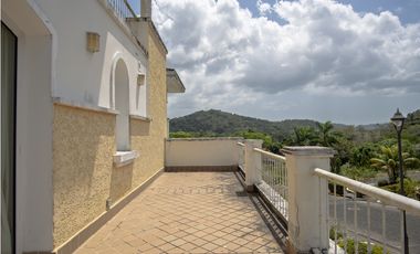 Remate de apartamento tipo townhouses Cocolí, Tucan Country Club