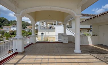 Remate de apartamento tipo townhouses Cocolí, Tucan Country Club