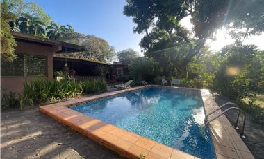 CASA EN LAS CUMBRES CON JARDIN / 3502M / 5 HABITACIONES PISCINA