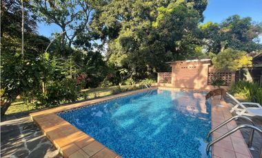 CASA EN LAS CUMBRES CON JARDIN / 3502M / 5 HABITACIONES PISCINA