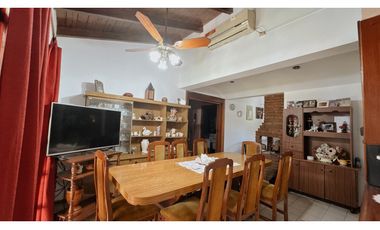 Venta casa 4 dormitorios con cochera y pileta Apta Credito