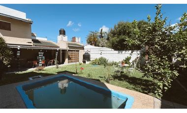Venta casa 4 dormitorios con cochera y pileta Apta Credito