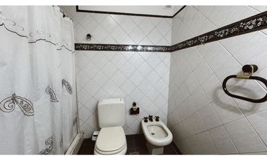 Venta casa 4 dormitorios con cochera y pileta Apta Credito