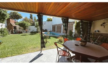 Venta casa 4 dormitorios con cochera y pileta Apta Credito