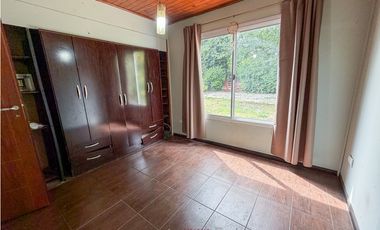 CASA 2 AMBIENTES CON QUINCHO Y PILETA. BATAN.