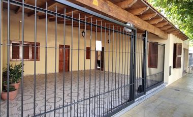 Casa con pileta. 3 habitaciones. 3 baños. Capital