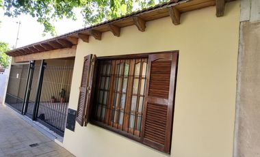 Casa con pileta. 3 habitaciones. 3 baños. Capital