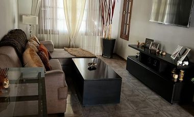 Casa con pileta. 3 habitaciones. 3 baños. Capital