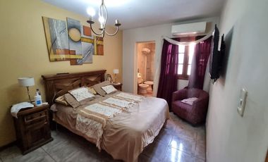 Casa con pileta. 3 habitaciones. 3 baños. Capital