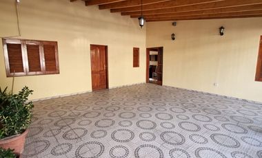 Casa con pileta. 3 habitaciones. 3 baños. Capital