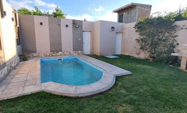 Casa con pileta. 3 habitaciones. 3 baños. Capital