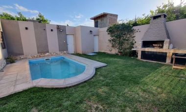 Casa con pileta. 3 habitaciones. 3 baños. Capital
