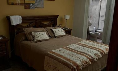 Casa con pileta. 3 habitaciones. 3 baños. Capital