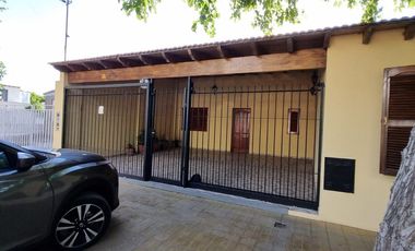 Casa con pileta. 3 habitaciones. 3 baños. Capital