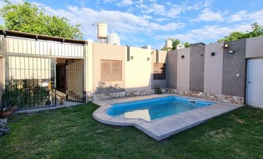 Casa con pileta. 3 habitaciones. 3 baños. Capital