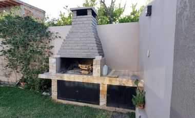 Casa con pileta. 3 habitaciones. 3 baños. Capital