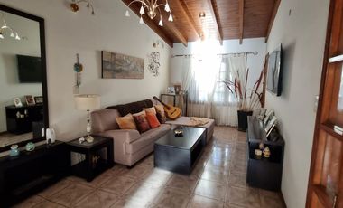 Casa con pileta. 3 habitaciones. 3 baños. Capital