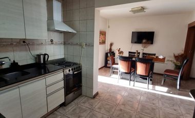 Casa con pileta. 3 habitaciones. 3 baños. Capital