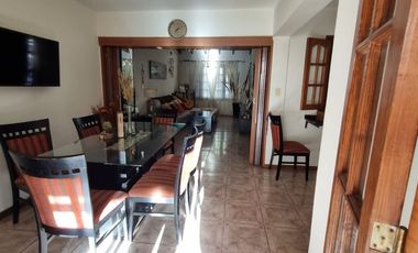 Casa con pileta. 3 habitaciones. 3 baños. Capital