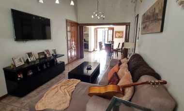 Casa con pileta. 3 habitaciones. 3 baños. Capital