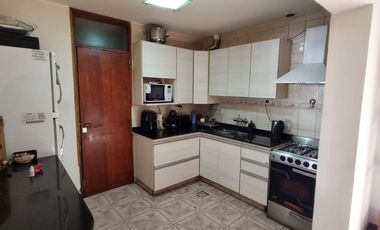 Casa con pileta. 3 habitaciones. 3 baños. Capital