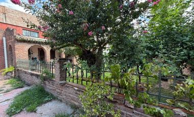 Casa Interna con gran terreno cercana a Avenida.