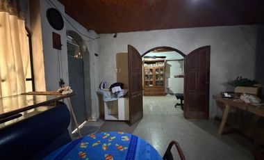 Casa Interna con gran terreno cercana a Avenida.