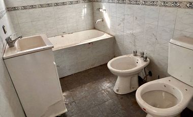 Casa en venta a reciclar en Carlos Keen