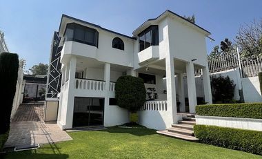 Casa amplia y con hermoso jardín