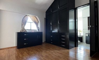 Casa amplia y con hermoso jardín