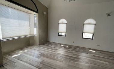 Casa amplia y con hermoso jardín