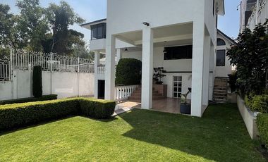 Casa amplia y con hermoso jardín