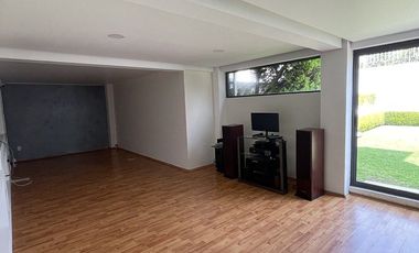 Casa amplia y con hermoso jardín