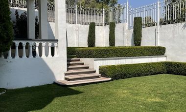 Casa amplia y con hermoso jardín