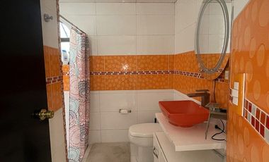 Casa amplia y con hermoso jardín