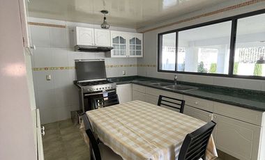 Casa amplia y con hermoso jardín