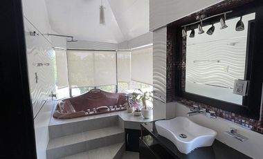 Casa amplia y con hermoso jardín