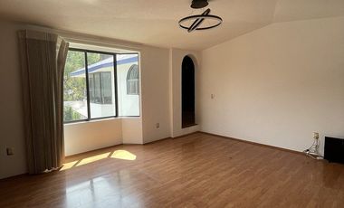 Casa amplia y con hermoso jardín