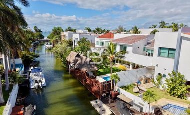 Isla dorada Casa en venta con muelle