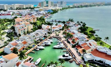Casa en Venta con Frente a Laguna en Isla Dorada Cancún