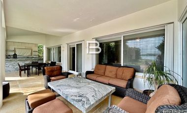 Casa en Venta con Frente a Laguna en Isla Dorada Cancún