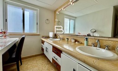 Casa en Venta con Frente a Laguna en Isla Dorada Cancún