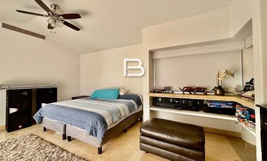 Casa en Venta con Frente a Laguna en Isla Dorada Cancún