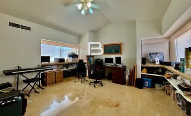 Casa en Venta con Frente a Laguna en Isla Dorada Cancún